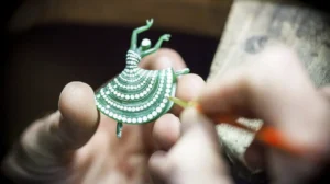 آموزش آبکاری و پرداخت فلزات در جواهرسازی: راز درخشش و زیبایی جواهرات